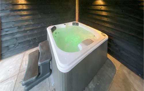 baño con bañera y líquido verde. en Oud Kempen Bungalow 41, en Stavenisse