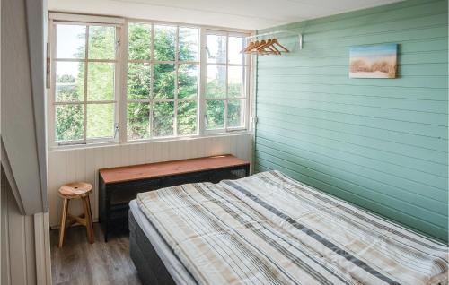 1 dormitorio con 1 cama, escritorio y ventanas en Oud Kempen Bungalow 41, en Stavenisse