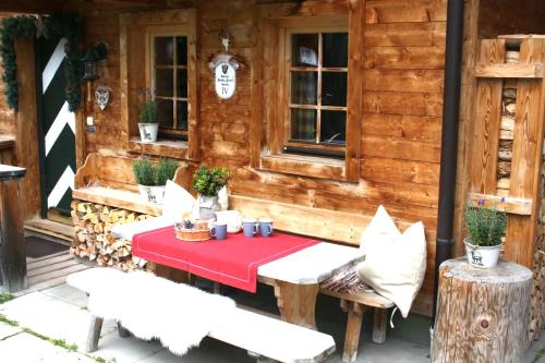 una mesa de picnic en el porche de una cabaña en Kaiser-Franz-Josef Hütten ZILF1002, en Hochfügen