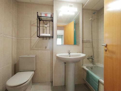 a bathroom with a toilet and a sink and a tub at Apartamento Bahía Levante II Águilas in Águilas