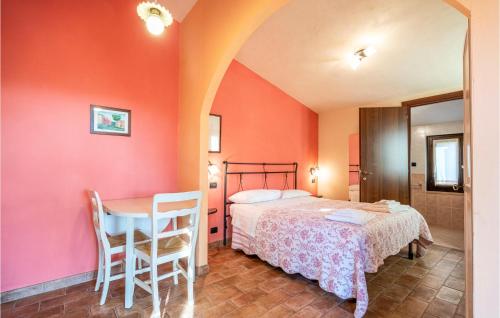 - une chambre avec un lit, une table et des chaises dans l'établissement Cozy Home In San Giovanni With Wifi, à Montefiore dellʼAso