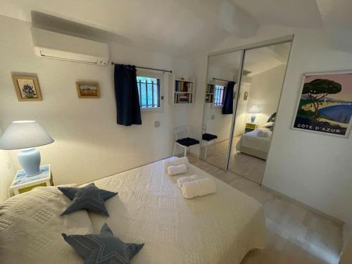 1 dormitorio con 1 cama de 2 estrellas en Duplex à Pramousquier - Vue mer en Le Lavandou