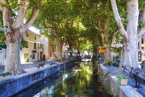 En have udenfor L'ATELIER DES REVES (gites des oliviers)