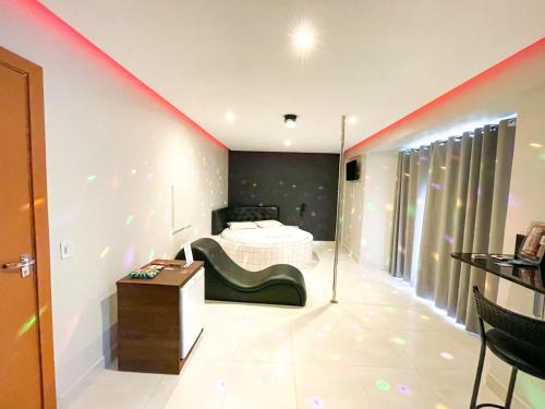 um quarto com uma cama e uma faixa vermelha na parede em Motel Gold em Taguatinga