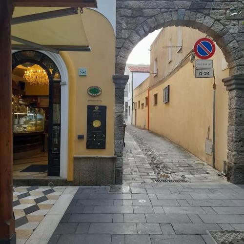 an alley with two arched entrances to a building at Casa al Corso Sant'Antioco (SU) in SantʼAntìoco