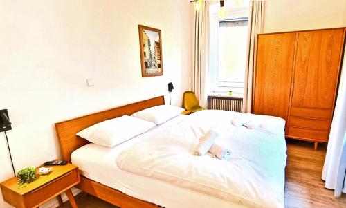 ein Schlafzimmer mit einem Bett mit zwei Babys, die darauf liegen in der Unterkunft Apartment Emilie with parking historic city center in Meran