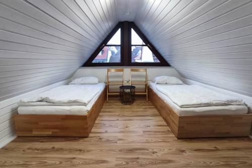 Duas camas num quarto com uma janela grande em Schönes gemütliches Haus TopLage em Freinsheim