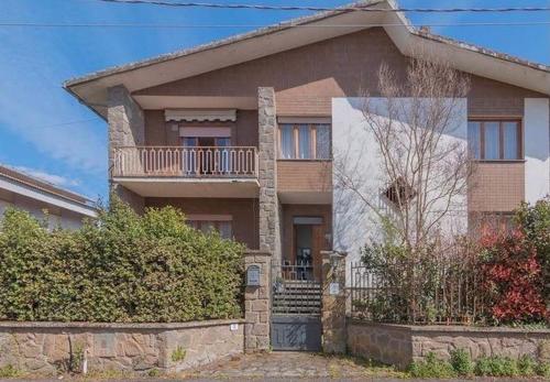 Cette grande maison dispose d'une terrasse couverte et d'un balcon. dans l'établissement La casa di Bedelia, à Capodimonte