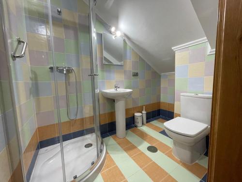 W łazience znajduje się prysznic, toaleta i umywalka. w obiekcie Impresionante casa con parcela en la naturaleza w mieście A Coruña