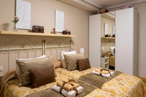 um quarto com uma cama com dois ursinhos de peluche em Luengo House em Leão