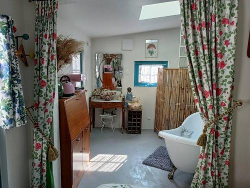 a bathroom with a toilet and a sink and a mirror at L'atelier-chambrette dans le jardin avec salle de bains, sans cuisine in Trôo