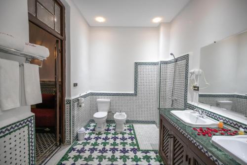 ein Badezimmer mit 2 WCs und einem Waschbecken in der Unterkunft Riad Dari Fes in Fès