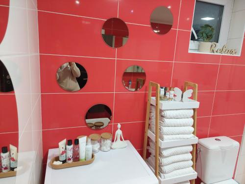 Baño de azulejos rojos con aseo y toallas en Ivančica en Aljmaš