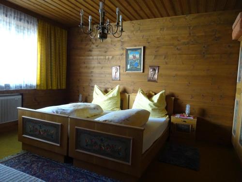 Een bed of bedden in een kamer bij Ferienwohnung Traudl Singer
