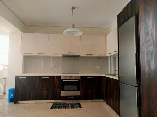 Η κουζίνα ή μικρή κουζίνα στο Alimos seaview apartment