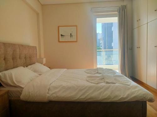 Ένα ή περισσότερα κρεβάτια σε δωμάτιο στο Alimos seaview apartment