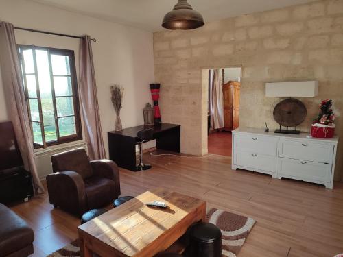 un salon avec un canapé et une table dans l'établissement Mas du Grand Bourry, à Le Cailar