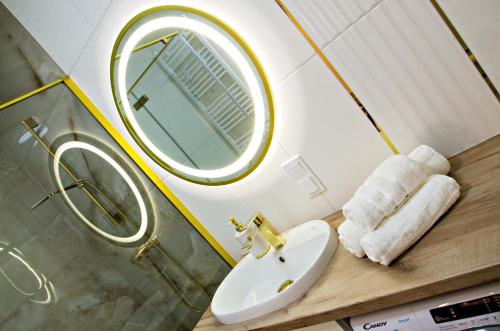 La salle de bains est pourvue d'un lavabo et d'un miroir. dans l'établissement Cherub Apartment, à Wrocław
