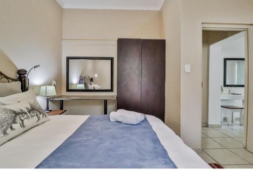 een slaapkamer met een groot bed en een televisie bij St Lucia Safari Logde Holiday Home in St Lucia