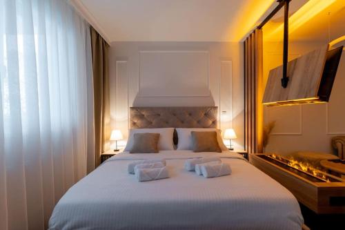 ein Schlafzimmer mit einem großen weißen Bett mit zwei Kissen in der Unterkunft Premium Studio in Zagreb