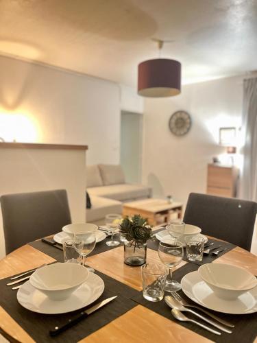 Photo de la galerie de l'établissement Appartement - Centre ville historique - Avec vue, à Aurillac