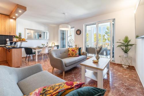 a living room with a couch and a table at Apartment Mia in Sutivan