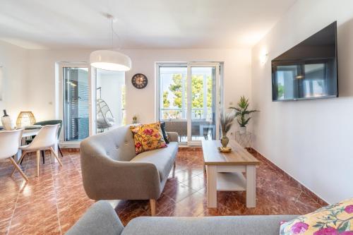 sala de estar con sofá y mesa en Apartment Mia en Sutivan
