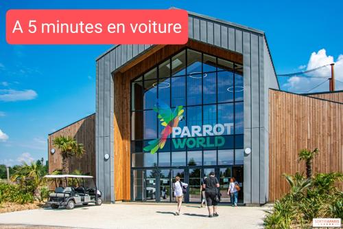 a minutes an picture of a parrot world building at La Marisa, studio cosy 10min Disney. in Crecy la Chapelle