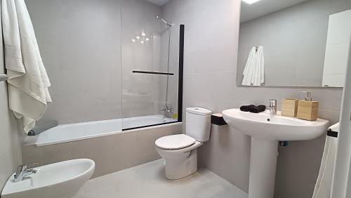 Baño blanco con aseo y lavamanos en Kiana Mirador Sherry, parking gratis, en Jerez de la Frontera