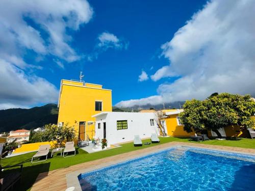 The swimming pool at or close to Vistas directas al volcán y piscina
