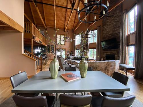 een grote eetkamer met een tafel en stoelen bij Pointe View Lodge 