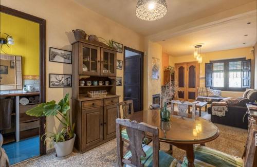 salon ze stołem i kanapą w obiekcie La nana de Lorca coqueta casa a 15 min de Granada w mieście Fuente Vaqueros
