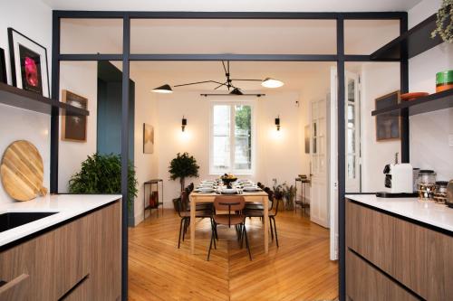 een keuken en eetkamer met een tafel en stoelen bij Villa L'Anse - 1er étage in Étretat