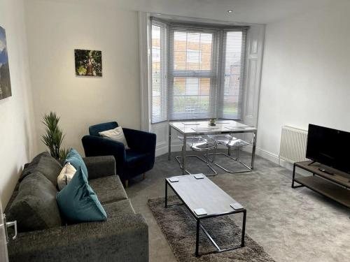 - un salon avec un canapé et une table dans l'établissement Priestley Apartments Apt 1, à Nantwich
