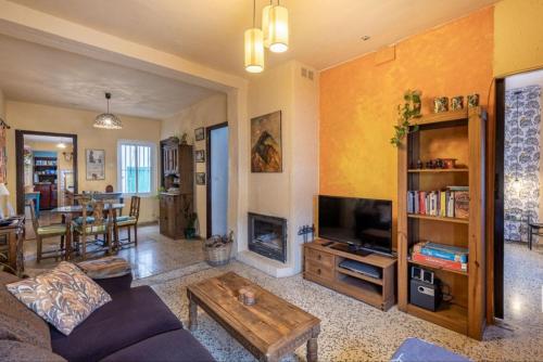 a living room with a couch and a table at Casa La nana de Lorca a 15 min de Granada in Fuente Vaqueros