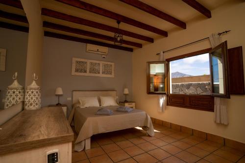 a bedroom with a bed and a window at Villa Piedra in Playa Blanca