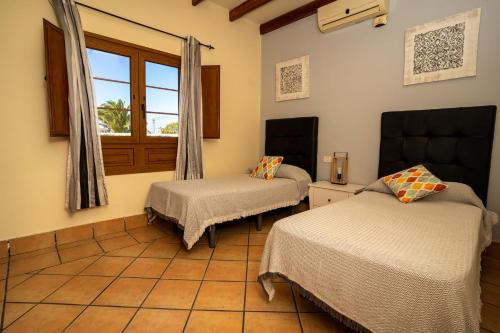 En eller flere senge i et værelse på Villa Piedra