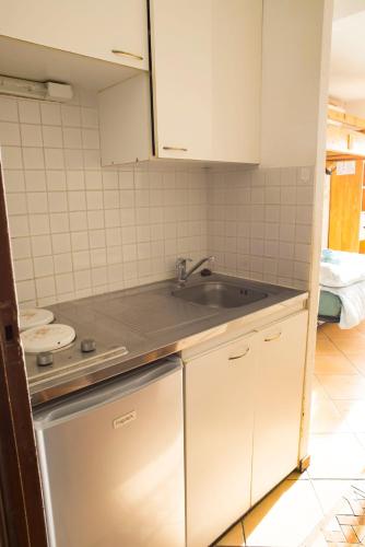 une cuisine avec un évier et un lave-vaisselle dans l'établissement Le Concorde*Vue Mer*Clim*, à La Grande Motte