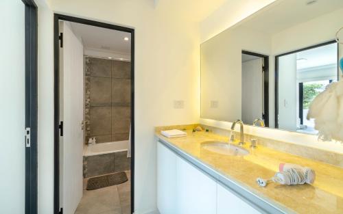 La salle de bains est pourvue d'un lavabo et d'un miroir. dans l'établissement Departamento amplio en Salta, à Salta