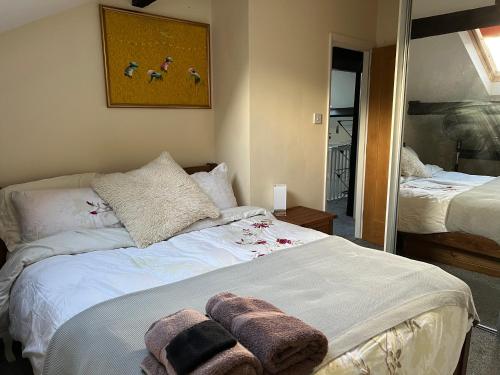 - une chambre avec un lit et des serviettes dans l'établissement Arnside sea view, à Arnside