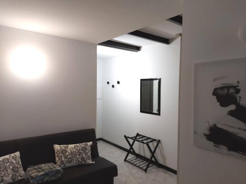 un salon avec un canapé et un tableau au mur dans l'établissement Corso Genova - Milano Navigli, à Milan