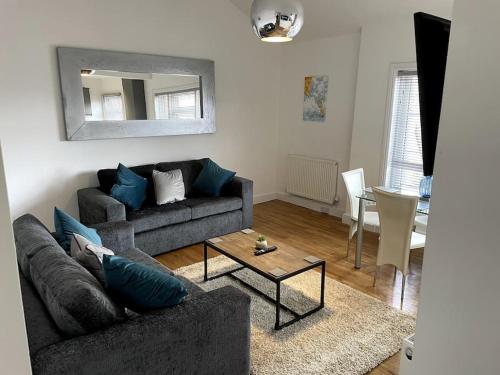 sala de estar con sofá y mesa en Priestley Apartments Ap 2 en Nantwich