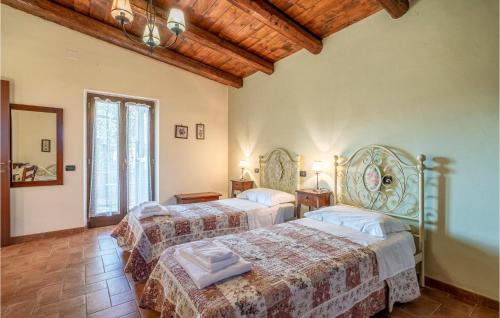 1 Schlafzimmer mit 2 Betten in einem Zimmer in der Unterkunft Awesome Home In Montefiore Dellaso With Jacuzzi in Montefiore dellʼAso