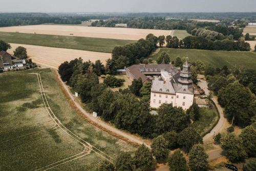 een luchtzicht op een huis met een kerk bij ART House /15 Min. Düsseldorf Messe,Airport & City in Meerbusch