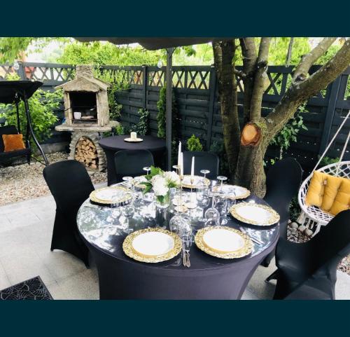 stół z talerzami i kieliszkami do wina w obiekcie Domek w Pieninach Apartament Pałacowy Liliana w Krościenku