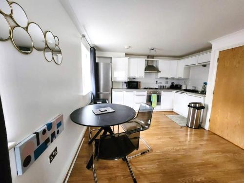 a kitchen with a table and chairs in a room at RGM Hatfield 2 Bedroom Apartment in Hatfield