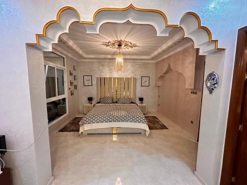 a large bedroom with a bed and a ceiling at Villa Koebi in Monte ʼArrouit