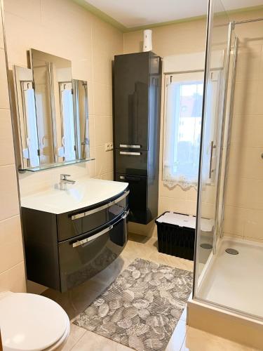ein Bad mit einer Dusche, einem Waschbecken und einem WC in der Unterkunft Extrem ruhiges Apartment- Leipzig Ost (A14) in Leipzig