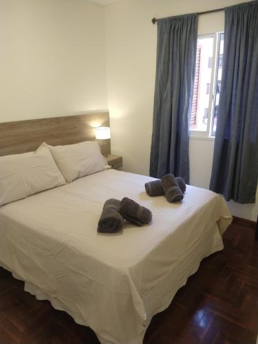 1 dormitorio con 1 cama con 2 toallas en Bombal Sur en Godoy Cruz