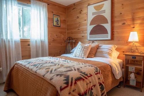 A bed or beds in a room at Secluded Chalet with Hot Tub, Mountain View’s